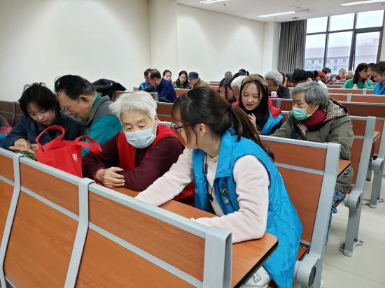 北京日报|教老人用智能手机，先学会如何“避坑”