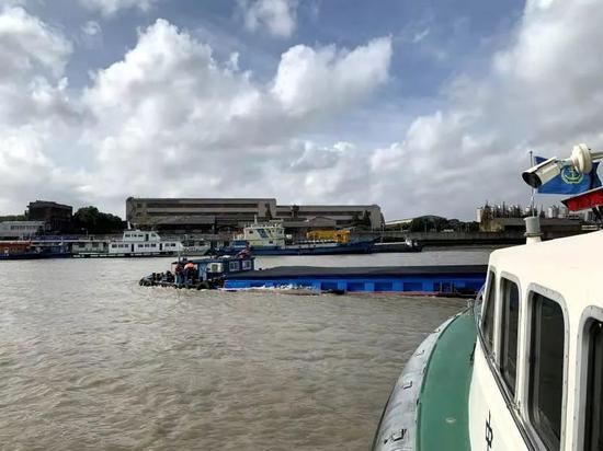 黄浦江一艘46.6米长运钢船沉没，船上人员获救后