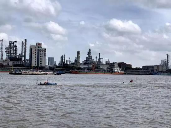 黄浦江一艘46.6米长运钢船沉没，船上人员获救后