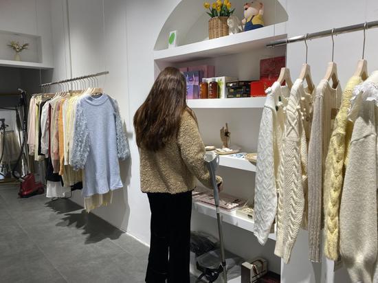▲杨宁和朋友新开了一家店,搬到房子更低的巷子里。新京报记者 杜雯雯摄