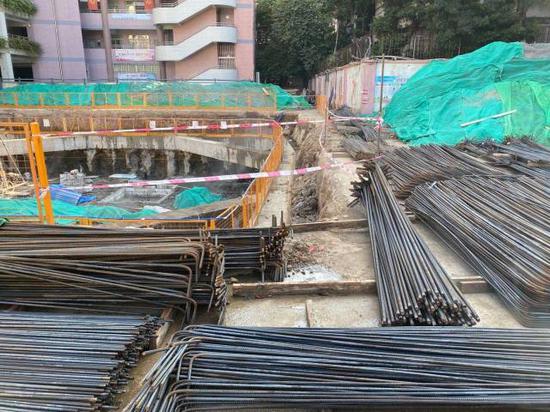 问题2基坑边堆放钢筋