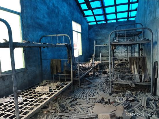 吊水洞煤矿卷扬机房隔壁废弃的员工宿舍，与其他废弃宿舍相比，该楼的楼体好，未渗水，且墙体涂抹有灰浆。 摄影：程维