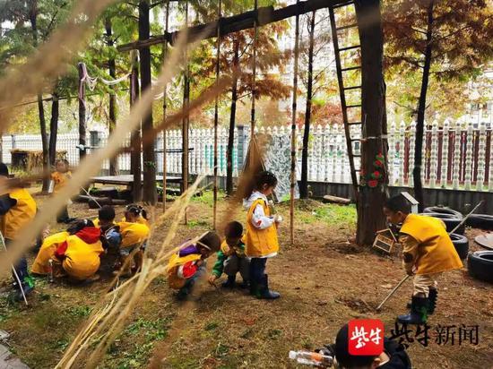  小朋友在挖坑埋葬皮球虫