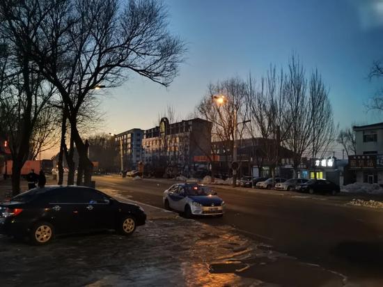 12月4日傍晚，肇源县街头的出租车正在等待乘客。中青报·中青网记者 耿学清/摄