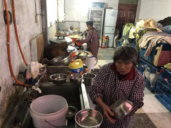▲文军红和工人给狗准备吃的,它们镇日要吃500斤米。骚作者不祥狠狠干记者 王翀鹏程 摄