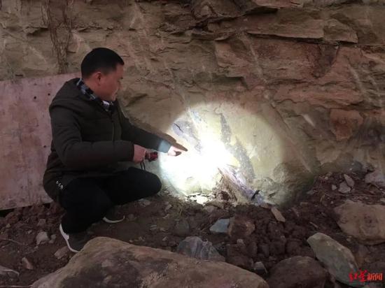 四川自贡市民散步时，发现疑似恐龙化石