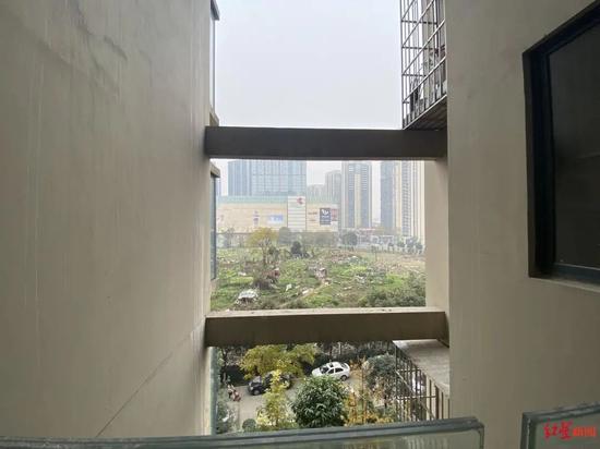 小区多户镂空层搭“房间”!部分产权被冻结