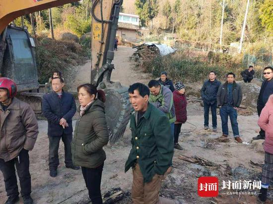 现场出动挖掘机清理废墟