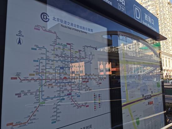 (地铁广渠门站d口外,线路图上甚至看不到大兴机场线及7号线东延等线路