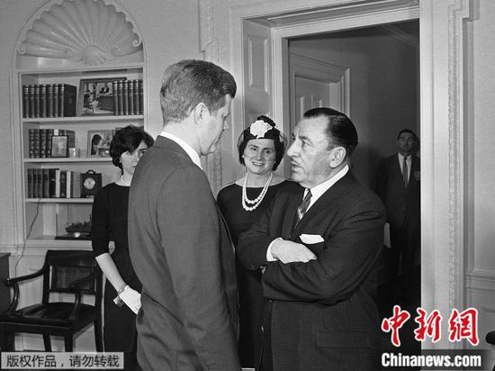1961年3月28日，南希·佩洛西（图左）目睹自己的父亲与时任美国总统约翰·肯尼迪会谈。