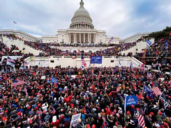 2021年1月6日，特朗普支持者在美国国会大厦前参加示威游行。图/人民视觉