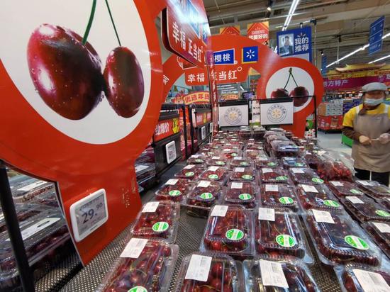  2021年1月12日，江苏南京市一家超市内的智利产车厘子等产品。图/视觉中国