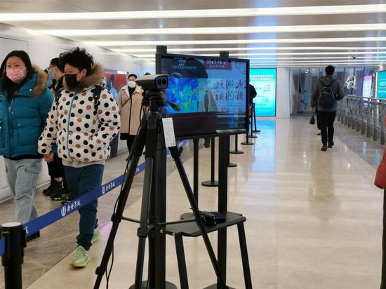 新世界城的主入口,记者看到这里摆放着一台人脸识别热成像红外测温仪