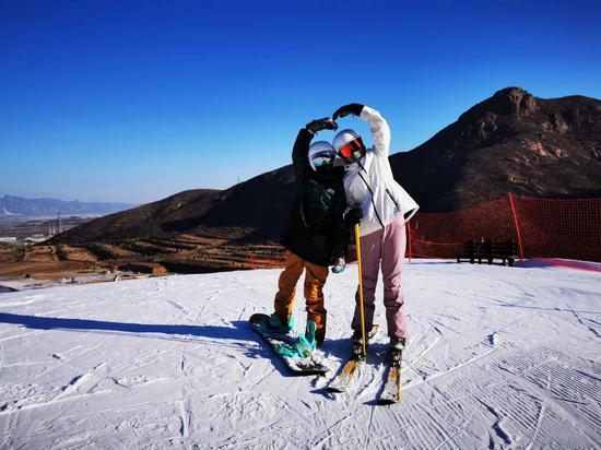 李梓萌与妈妈在滑雪场合影
