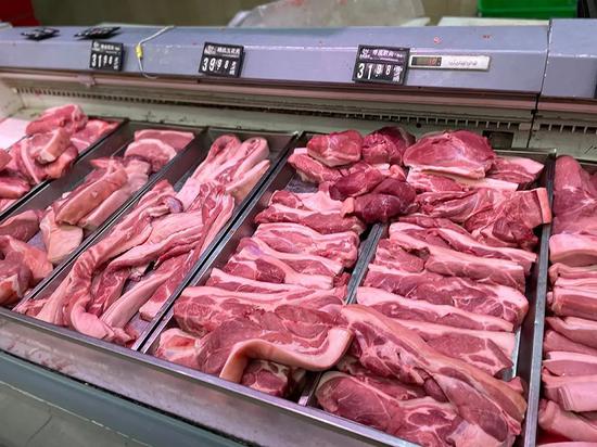 超市在售猪肉的价格几乎都是“3”开头。图/余源 摄