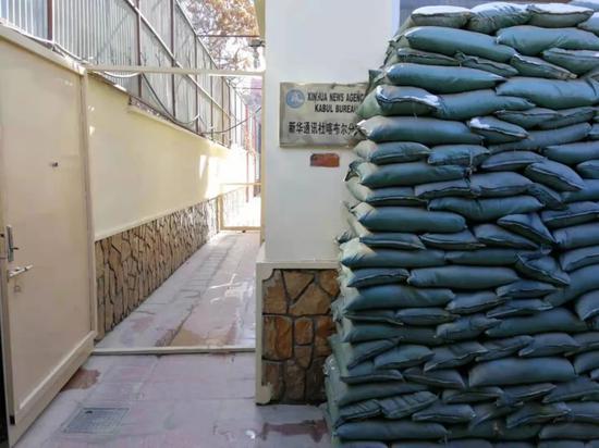  新华社喀布尔分社门口，沙袋用于防爆和防弹。新华社记者史先涛摄