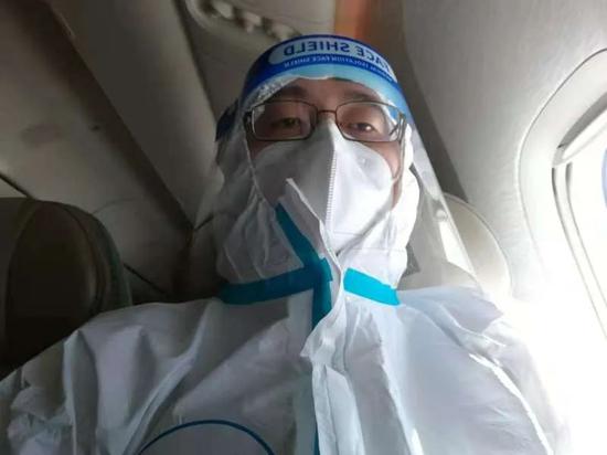  记者在飞往喀布尔的航班上做好个人防护。新华社记者史先涛摄