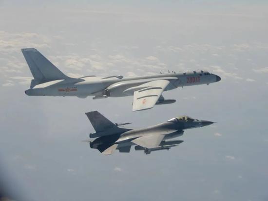 台F-16战机升空拦截大陆轰-6K轰炸机资料图(图源:台防务部门)