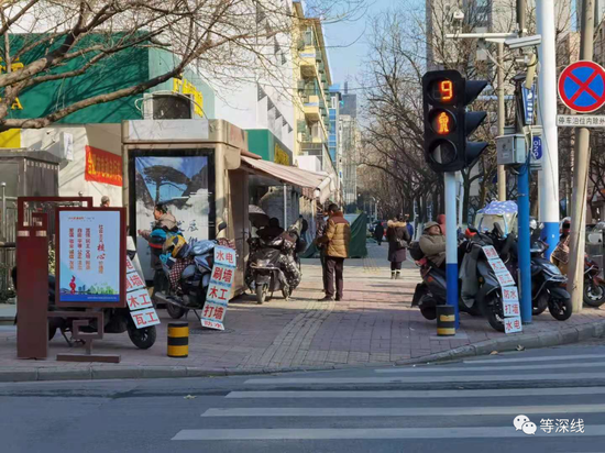  如今，合肥六安路附近，仍有打工者在街边揽活   《等深线》记者 苑苏文 摄