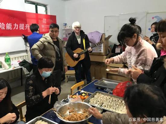 （2月11日大年除夕夜，北京市朝阳区金盏乡皮村，工友们一起包饺子、唱歌 、跳舞、聊天。）