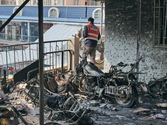 广西柳州一天内两处小区起火紧急关头居民打开消防栓都傻眼了