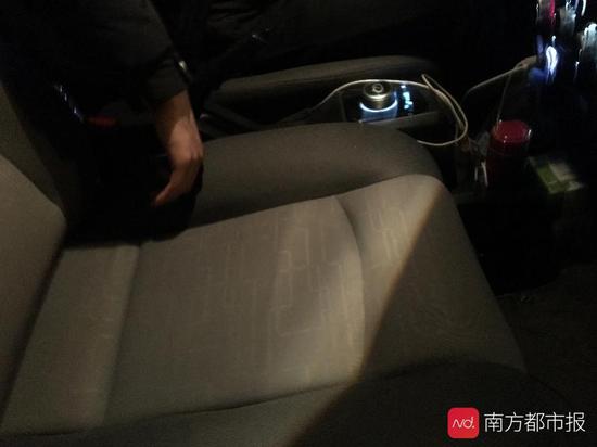 涉事面包车同款车厢驾驶室内。