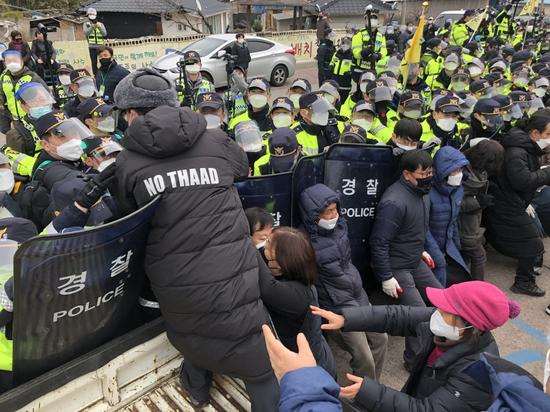 韩国向“萨德”基地运物资，遭民众抗议