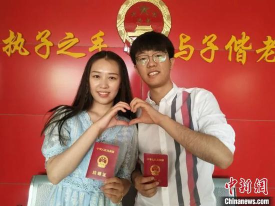 2020年5月20日(谐音“我爱你”),民政部门迎来婚姻登记高峰。孙嘉敏 摄