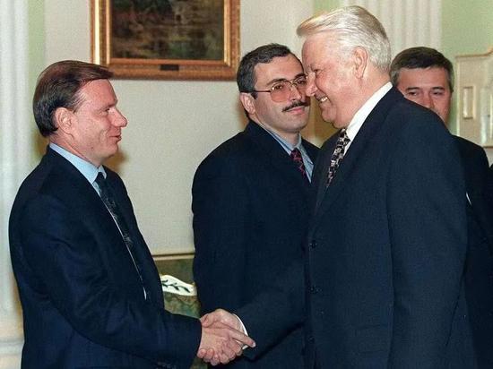  ·1996年，时任俄罗斯总统叶利钦（右二）与波塔宁（左一）握手。