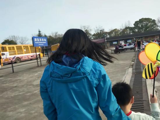 在野生动物园游览一天后，张萌和欣欣准备回家。新京报记者 马延君 摄
