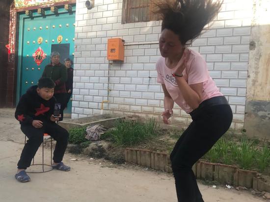 ▲4月17日，黄河一姐在顾东林家门前跳尬舞。新京报记者 王翀鹏程 摄