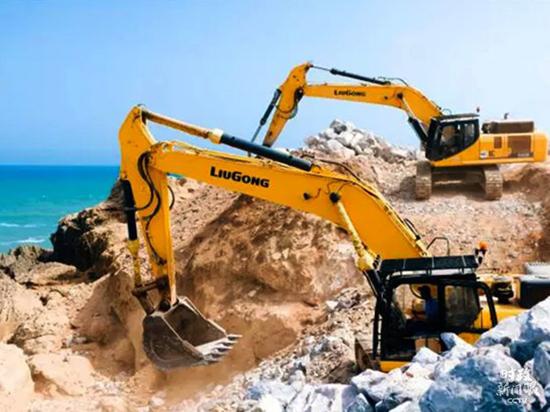 △2017年，摩洛哥首都拉巴特，大西洋海岸施工现场，柳工挖掘机进行大块石料的堆积作业。（资料图）