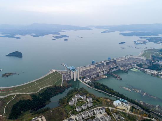 2019年11月无人机拍摄的丹江口水库大坝。新华社记者 熊琦 摄