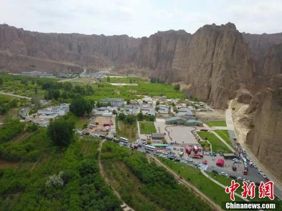 5月23日，甘肃白银市景泰县黄河石林景区内的救援车辆。（无人机照片） 中新社记者 高展 摄