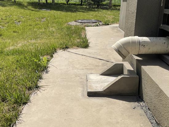  承接雨水管道的小型消能装置