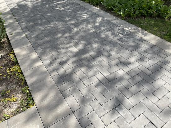  紫运南里二区的人行步道使用透水铺装