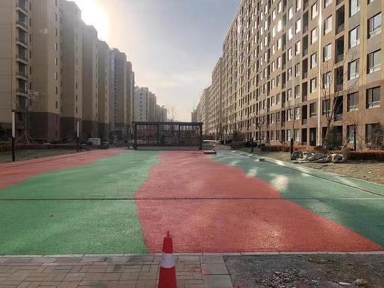  青棠湾小区里透水混凝土铺装的小广场