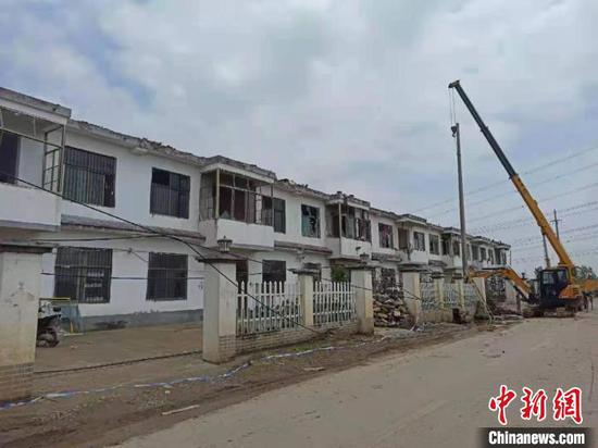 15日凌晨，徐州市铜山区房村镇、伊庄镇遭大雨、强风袭击，部分房屋受损。　朱志庚　摄