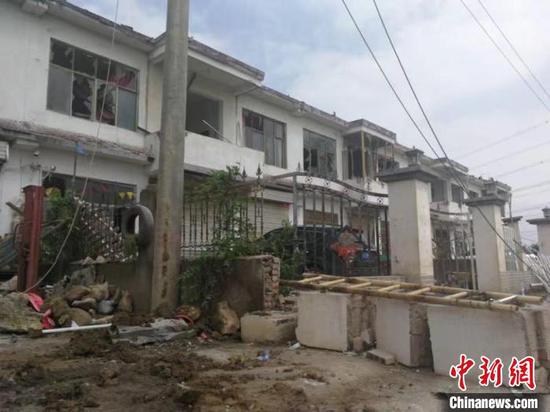 15日凌晨，徐州市铜山区房村镇、伊庄镇遭大雨、强风袭击，部分房屋受损。　朱志庚 摄