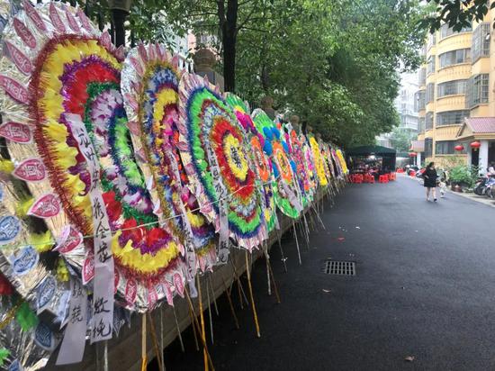6月16日,张计发的灵堂外,花圈摆了一排.新京报记者 杜寒三 摄