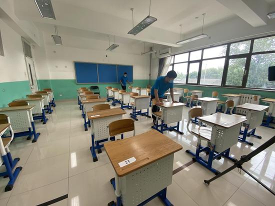 下午三点,在北京市第三十九中学考点,考务老师进行开考前的最后一次