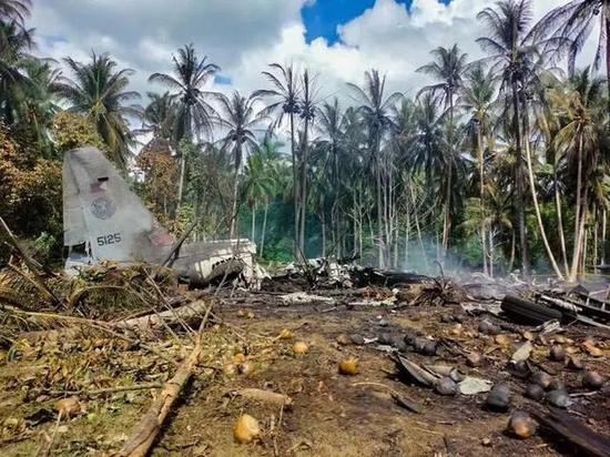 7月4日在菲律宾苏禄省的军机坠毁现场拍摄的飞机残骸。新华社发（苏禄联合特遣部队供图）