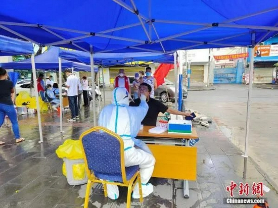  7月7日，云南瑞丽，主城区的市民在社区内进行核酸检测。从当日8时起，瑞丽市主城区和畹町片区开展新一轮核酸检测。 中新社记者 韩帅南 摄