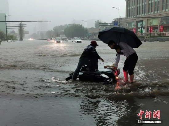  7月20日，郑州持续强降雨导致部分街道积水严重。中新社记者 韩章云 摄