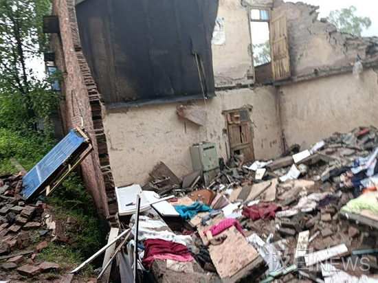 弟媳家屋子后面部分因地震坍塌,极目新闻首席记者 刘毅摄