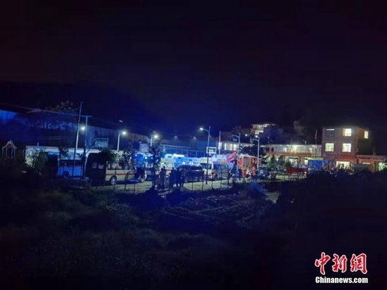 3月21日晚，在坠机现场附近的村庄内临时搭建的指挥中心。3月21日，东航一架波音737客机在执行昆明—广州航班任务时，于梧州上空失联。中新社记者 蒙鸣明 摄