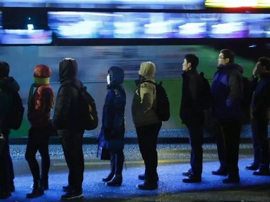 燕郊民众排队等候开往北京的公交车 © 中新网