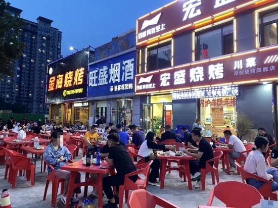  6月15日，唐山市龙泽北路上的烧烤店生意红火。摄影：杨立赟