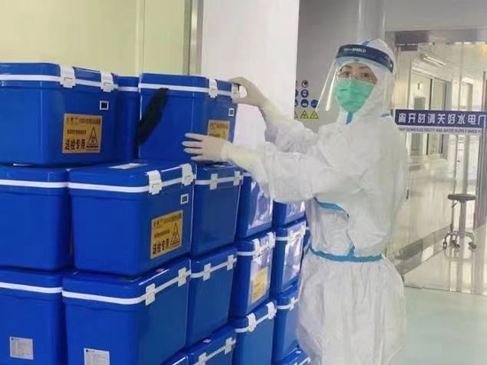 医务人员在接收核酸检测样本,健康临沂图