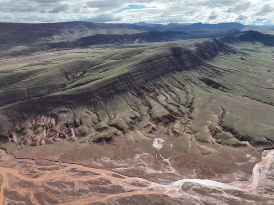 这是无人机拍摄的“红山脉”照片。（新华社记者 张龙摄）